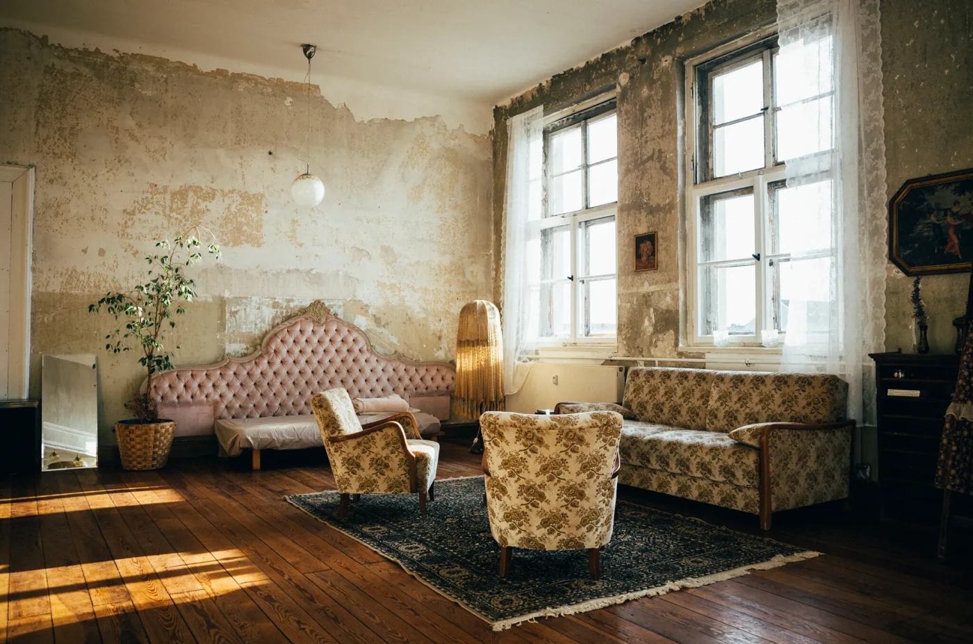 Atmosphärisches Vintage-Mietstudio mit Chaiselongue und antiken Sesseln
